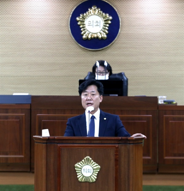 김기준 의원이 22일 5분발언을 통해 원앙공원을 보존하고, 주차문제는 다른 대안을 강구할 것을 제안하고 있다.