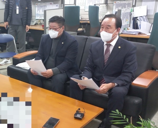배상록 인천시 미추홀구의회 의장(오른쪽)이 인천에 '전세사기 피해 지원센터'를 설치할 것을 촉구했다.
