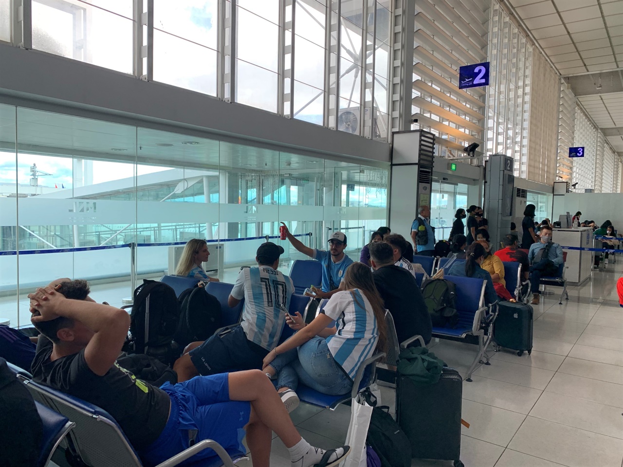마닐라 공항에서 아르헨티나 팬들을 만났습니다.  인천에서 마닐라를 거쳐 도하로 가는 비행편입니다. 도하 공항에서 마주친 아르헨티나 팬들에게 진지하게 응원을 보냈습니다. 아자!