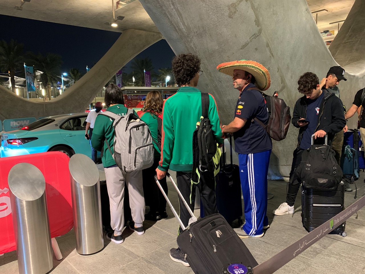도하공항에서는 멕시코 팬들을 만났습니다 도하공항에서도 마주친 멕시코 팬들이 반갑습니다. 어디에도 뒤지지 않는 축구열정을 자랑하듯, 저 거대한 전통 모자인 솜브레로가 반갑습니다. 