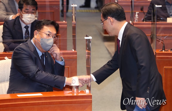 정진석 국민의힘 비상대책위원장이 23일 서울 여의도 국회에서 열린 의원총회에서 발언을 마친 주호영 원내대표와 악수하고 있다.