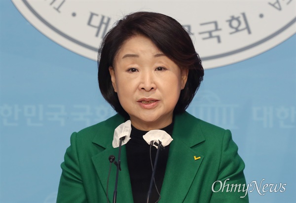 심상정 정의당 의원이 23일 서울 여의도 국회 소통관에서 국민 신뢰 회복을 위한 국회개혁 5대 법안 발의 기자회견을 하고 있다.