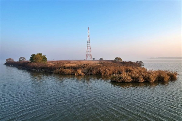 한국전력은 최근 충남 당진시 우강면 삽교호 소들섬에 송전철탑을 세웠다. 