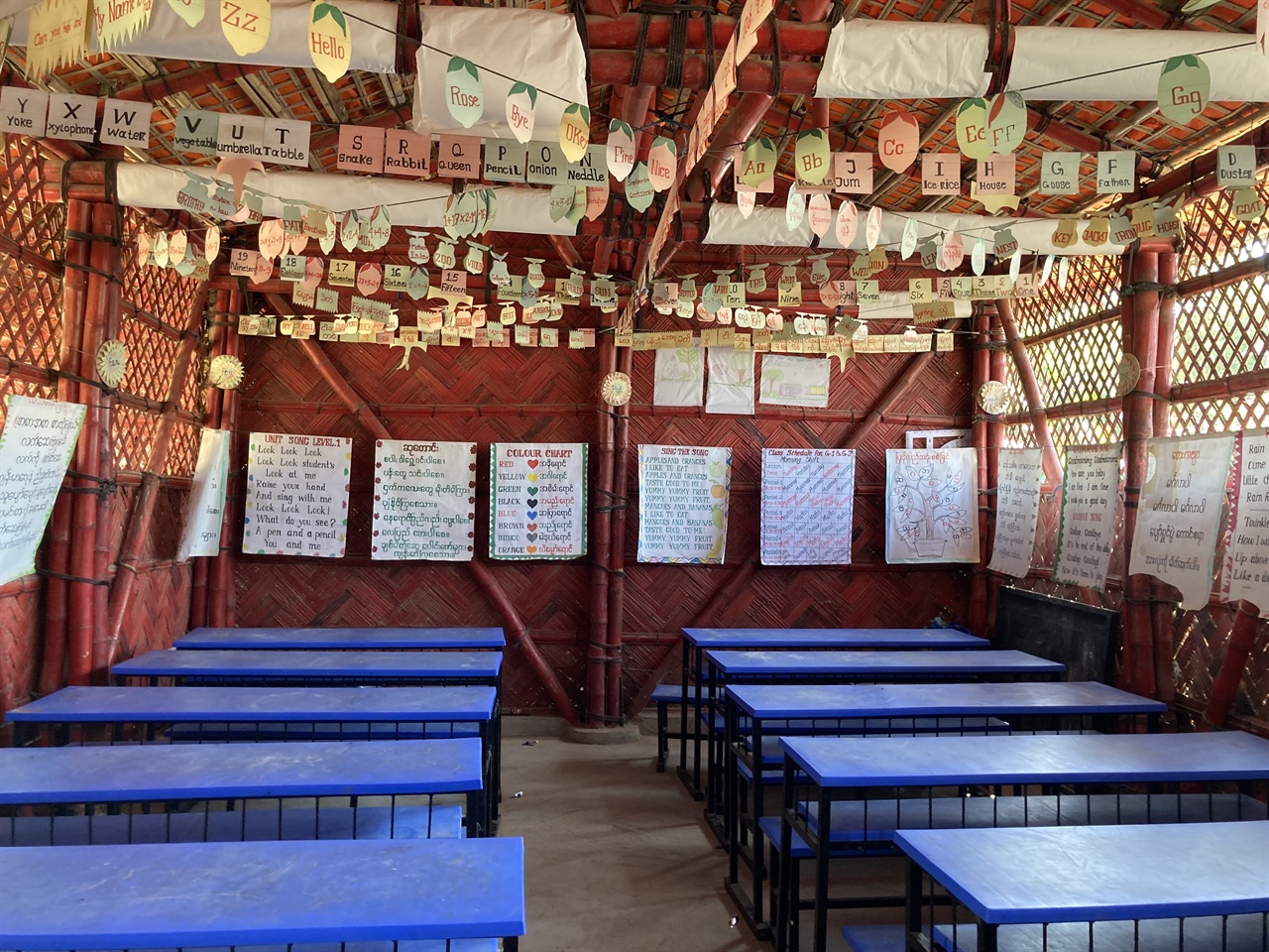 방글라데시 콕스 바자르 레다 캠프 내 러닝센터 교실 내부 ⓒ 사단법인 아디  
