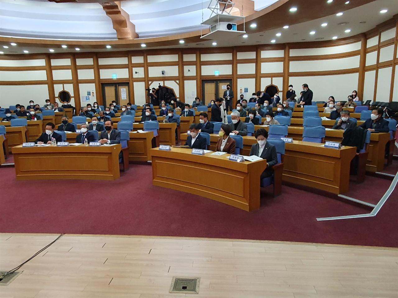 5.18 단체 주관으로 국회 의원회관에서 열린 정책 토론회에서 단체회원들이 참석하고 있다.