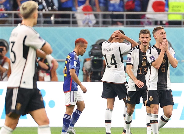  23일 오후(현지시간) 카타르 알라이얀의 할리파 인터내셔널 스타디움에서 열린 2022 카타르 월드컵 조별리그 E조 독일과 일본의 경기. 독일 요주아 키미히가 슛 찬스를 놓친 뒤 아쉬워하고 있다.