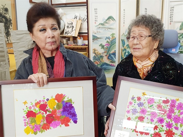 최성숙 화가(왼쪽)를 만난 초보 화가 염갑순 할머니(오른쪽)