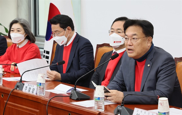 국민의힘 정진석 비대위원장이 24일 오전 국회에서 열린 비상대책위원회의에서 발언하고 있다. 맨왼쪽 김행 비대위원