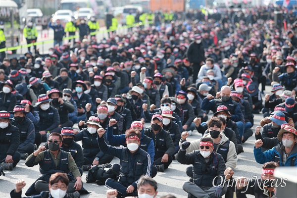  전국공공운수사회서비스노조 화물연대본부가 24일 0시부터 전국 16곳에서 동시 총파업에 들어갔다. 이날 오전 부산신항에서 출정식을 열고 있는 1천여명의 화물연대 부산본부 조합원들.