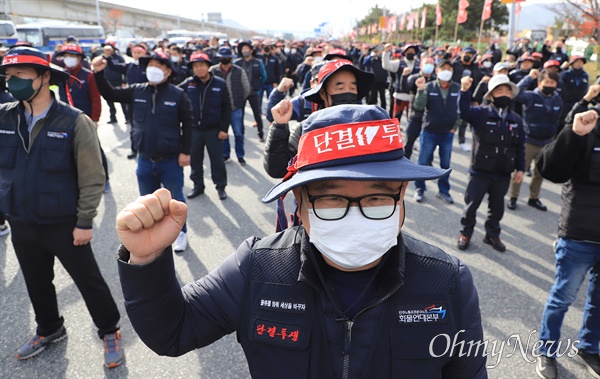  전국공공운수사회서비스노조 화물연대본부가 24일 0시부터 전국 16곳에서 동시 총파업에 들어갔다. 이날 오전 부산신항에서 출정식을 열고 있는 1천여명의 화물연대 부산본부 조합원들.