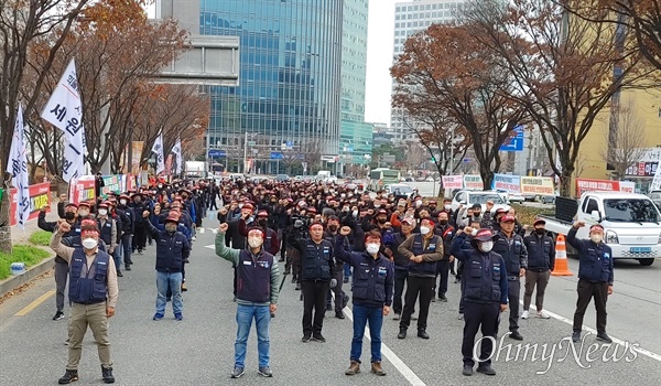  민주노총 공공운수 화물연대 대경지부가 24일 오전 구미시청 앞에서 출정식을 갖고 총파업에 들어갔다.