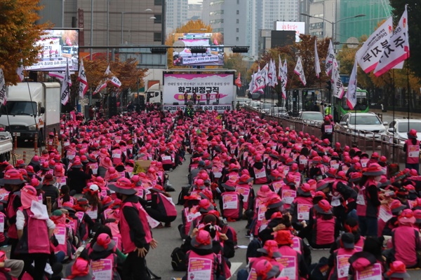지난 11월 12일 서울에서 열린 학교비정규직 노동자들의 총파업 결의대회 모습이다. 