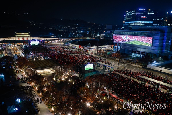 2022카타르월드컵 우루과이전 거리응원이 2022년 11월 24일 저녁 서울 광화문광장에서 열리고 있다.