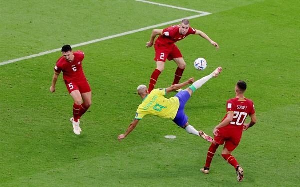  2022년 11월 24일 카타르 월드컵 G조 브라질 대 세르비아의 경기에서 브라질의 히샬리송이 두 번째 골을 기록하는 모습.