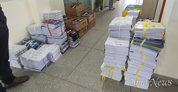 23일 오전 충남 서천군의회 이지혜 의원실 앞에 사과상자 10~20상자 분량의 서류뭉치가 쌓여 있다. 