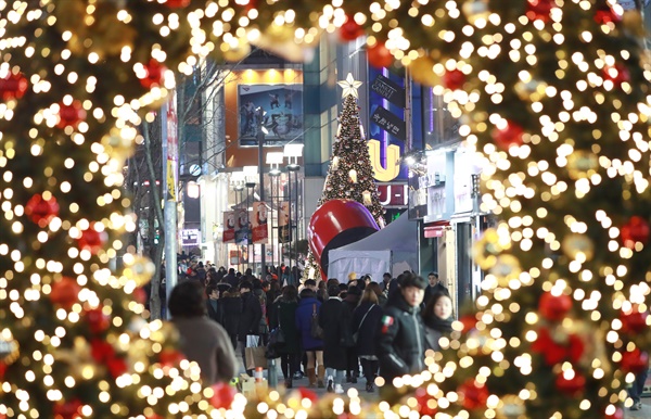 2016년 12월 23일 제4회 신촌 크리스마스 거리축제가 열린 서울 서대문구 신촌 연세로에서 시민들이 거리를 오가고 있다.(자료사진)