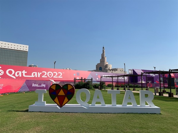 날씨도 너무 좋고, 정말 '카타르 사랑해요'! 카타르 월드컵 내내 하늘이 파랗습니다. 너무 예쁜 풍경앞에서 사진을 찍습니다. 