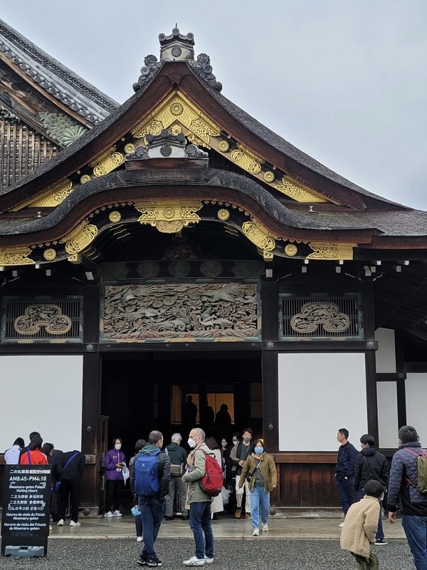 교토 니조조 성은 신발을 벗고 건물 안에 들어가서 나무판으로 된 복도를 걸으면서 내부를 구경할 수 있습니다.