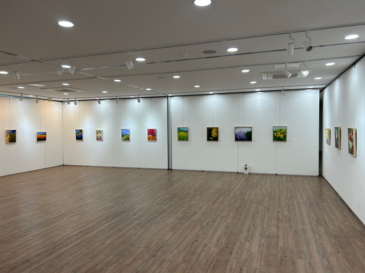 ‘,쉼 展(descanso)’은 지역 작가들이 모여 그린 자신들의 작품을 출품한 것으로, 지난 26일부터 홍주문화회관 전시실에서 전시되고 있다.