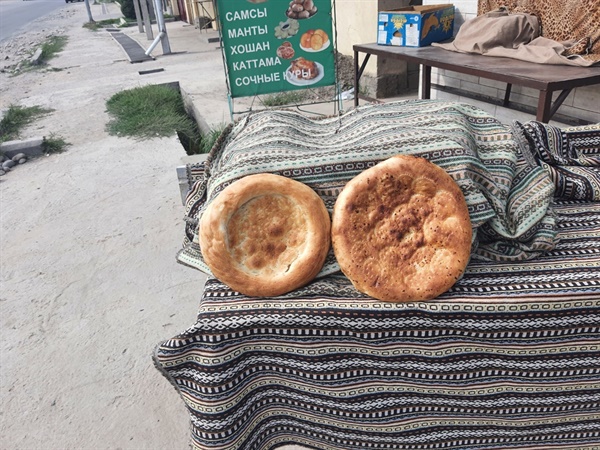 키르기스스탄 사람들의 주식으로 먹는 빵 레뾰쉬카