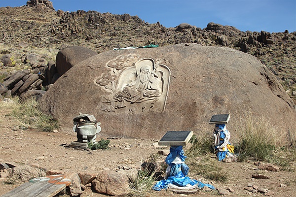 처이르복드 산 중턱에 새겨진 조각상으로 몽골인들의 기도처이다