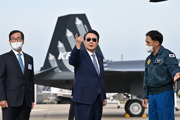 윤석열 대통령이 지난 11월 24일 경남 사천 한국항공우주산업(KAI)을 방문해 KF-21 시제기 3호기를 참관하며 관계자와 대화를 나누고 있다.