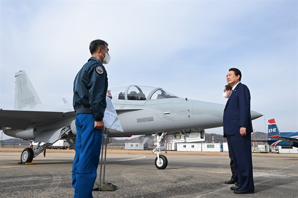 윤석열 대통령이 지난 11월 24일 경남 사천 한국항공우주산업(KAI)을 방문해 FA-50 전투기를 참관하고 있다.