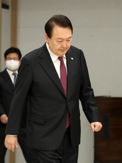 윤석열 대통령이 25일 오후 서울 용산 대통령실 청사에서 오석준 대법관에 임명장을 수여한 뒤 이동하고 있다. 