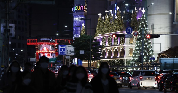 20일 중구 신세계백화점 본점과 롯데백화점 외벽에 성탄절로 꾸민 불빛이 나오고 있다.