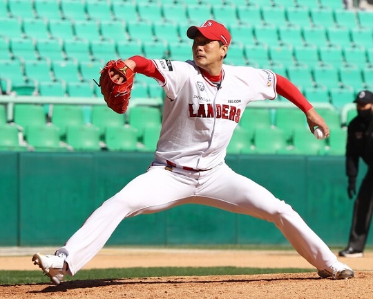  올시즌을 앞두고 메이저리그에서 유턴해 4년 총액 151억 원에 계약한 SSG 김광현