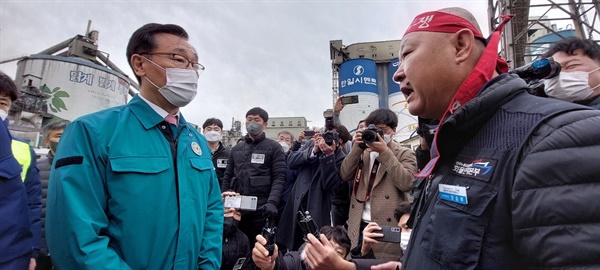 양승무 화물연대 충북지역본부장 직무대행이 어명소 국토부 2차관에게 안전운임제 일몰제 폐지와 품목확대를 요구하고 있다.