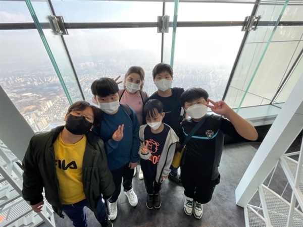 지난 8일 충남 부여 대왕초 3·4학년 전체 학생(3학년 2명, 4학년 4명)들이 서울 롯데월드타워를 방문해 기념쵤영을 하고 있다.