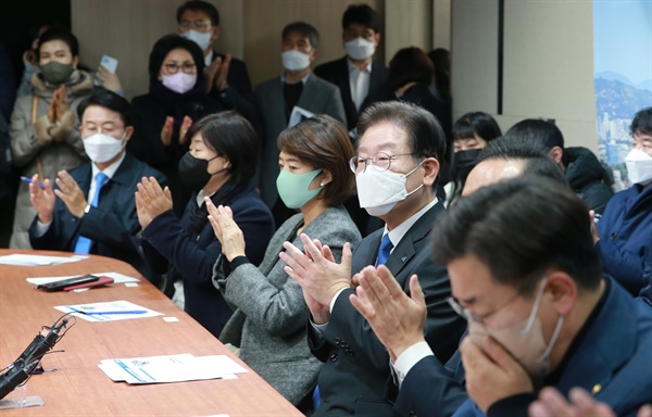 더불어민주당 이재명 대표가 30일 오전 서울 성동구청 스마트도시 종합 운영센터에서 정원오 구청장에게 운영 현황을 설명 들은 뒤 박수를 치고 있다. 