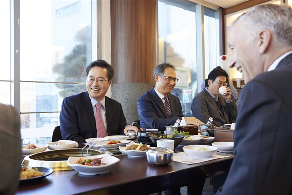 김동연 경기도지사와 필립 골드버그 주한 미국대사가 30일 수원시 영통구 한 음식점에서 오찬을 함께 하며 환담을 하고 있다.