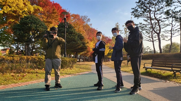 유성 국화마라톤 참가 전 인간극장 피디님과 함께 찍은 사진