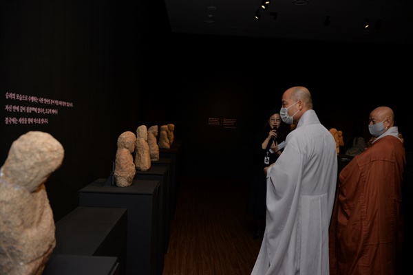 국립전주박물관 에서 11월 28일 개막식에 참석한 내빈들이 큐레이터의 설명을 들으며 나한전을 관람하고 있다. 