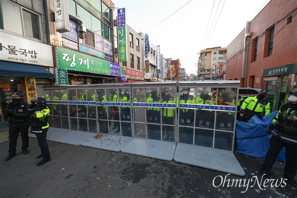 ‘국가책임 강화, 국민안전 실현, 당신의 안전과 모두의 삶을 지키는 민주노총 공공운수노조 대정부 공동파업-총력투쟁대회’가 지난 1일 오후 서울 용산구 대통령실 부근에서 화물연대본부, 철도노조, 교육공무직본부, 철도자회사, 서울시사회서비스원지부, 다산콜센터지부 등 조합원들이 참석한 가운데 열렸다. 집회를 마친 참가자들이 ‘윤석열 정부의 위헌적 노동탄압, 노동혐오 조장 항의서한’을 전달하기 위해 대통령실로 향하자 경찰들이 삼각지 대구탕 골목에 바리케이드를 설치해 대비하고 있다.