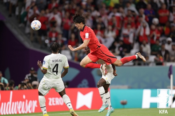 조규성 한국 대표팀의 스트라이커 조규성이 지난 가나전에서 2골을 터뜨리며 새로운 희망으로 떠올랐다.
