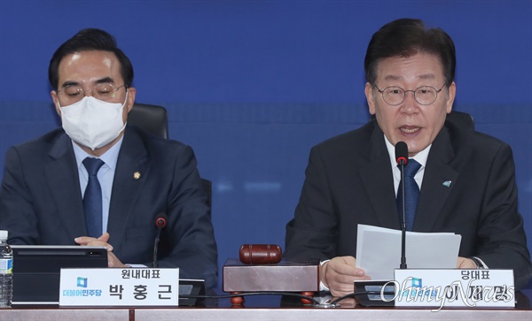 이재명 더불어민주당 대표가 2일 서울 여의도 국회 의원회관에서 열린 확대간부회의에서 발언하고 있다. 왼쪽은 박홍근 원내대표.
