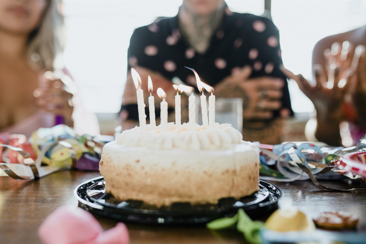  내 생일이 동네방네 알려지는？것이？몹시 부담스러웠다.