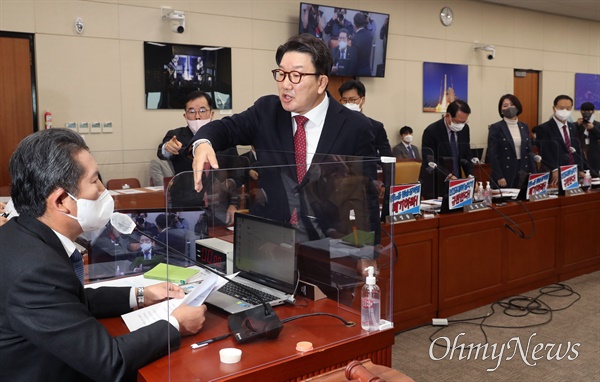 방송법 개정안 표결 앞두고 항의하는 권성동 의원 정청래 국회 과학기술정보방송통신위원회(과방위) 위원장이 지난 2일 서울 여의도 국회에서 열린 과방위 전체회의에서 방송법 개정안을 표결 처리하려하자, 이에 반대하는 국민의힘 권성동 박성중 의원 등이 자리에서 일어나 정 위원장에게 항의하고 있다.
