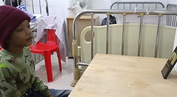 심장질환 수술을 앞둔 캄보디아 아동 로타군이 지난달 말 캄보디아 헤브론 병원에 입원해 김건희 여사가 보낸 영상편지를 시청하고 있다.