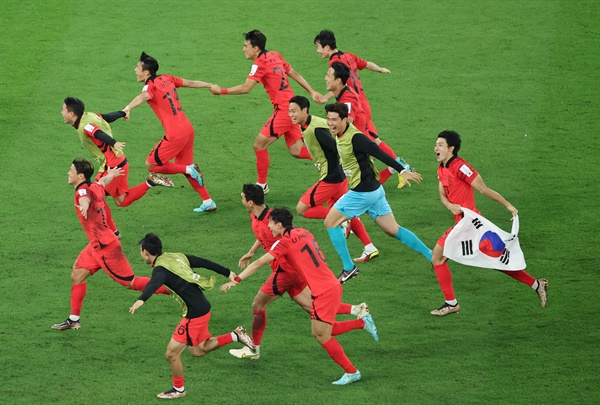  3일 오전(한국시간) 카타르 알라이얀의 에듀케이션 시티 스타디움에서 열린 2022 카타르 월드컵 조별리그 H조 3차전 대한민국과 포르투갈 경기에서 승리를 거두며 16강 진출에 성공한 대표팀 선수들이 기뻐하며 그라운드를 내달리고 있다. 2022.12.3