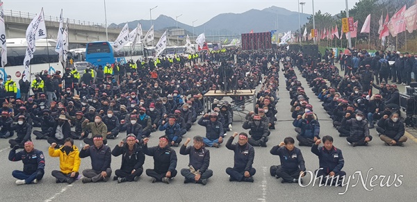 민주노총은 3일 오후 부산신항 국제터미널 앞 도로에서 “노동개악 저지, 노조법 2-3조 개정, 민영화 중단, 화물연대 총파업 승리, 영남권 전국노동자대회”를 열었다.