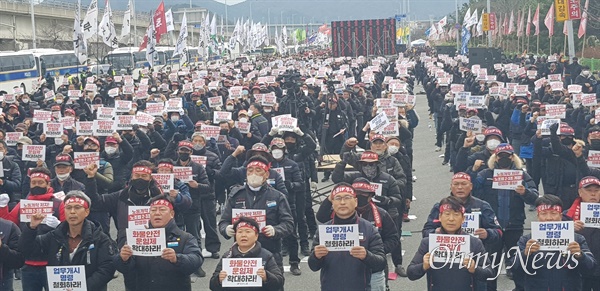 민주노총은 3일 오후 부산신항 국제터미널 앞 도로에서 “노동개악 저지, 노조법 2-3조 개정, 민영화 중단, 화물연대 총파업 승리, 영남권 전국노동자대회”를 열었다.