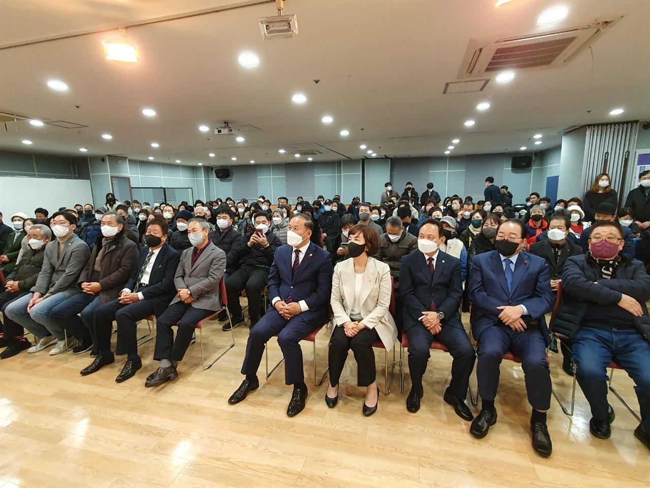 강연회 12월 3일 오후 3시 서울 강서구 화곡 3동 주민센터에서 더불어민주당 강선우 국회의원(강서 갑)이 개최한 당원교육 행사에 많은 당원들과 시민들이 참석했다.