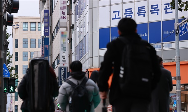 2021년 11월 9일 오후 서울 강남구 대치동 학원가에서 학생들이 오가고 있다.