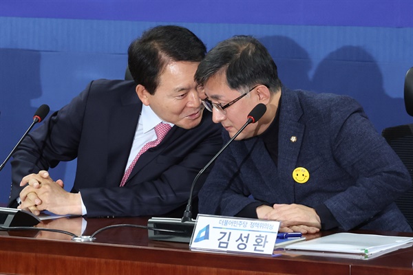 국민의힘 성일종·더불어민주당 김성환 정책위의장이 4일 오후 국회 의원회관에서 열린 여야 2+2 예산안 협의에서 대화하고 있다.