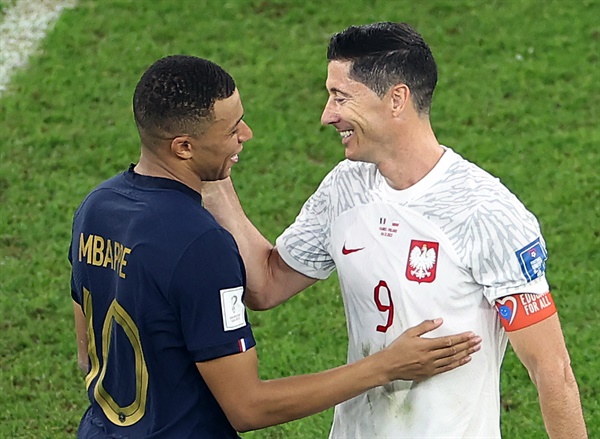 음바페와 레반도프스키 5일(한국시간) 카타르 도하의 앗수마마 스타디움에서 열린 2022 카타르 월드컵 16강전 프랑스와 폴란드 경기. 3-1 승리를 거두고 8강에 진출한 프랑스의 음바페와 폴란드의 레반도프스키가 경기가 끝난 뒤 인사를 나누고 있다.