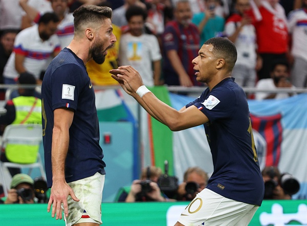 기뻐하는 음바페-지루 4일 오후(현지시간) 카타르 도하 앗수마마 스타디움에서 열린 2022 카타르 월드컵 16강전 프랑스와 폴란드의 경기. 선취득점을 한 프랑스 지루(왼쪽)가 어시스트를 한 음바페와 기뻐하고 있다.